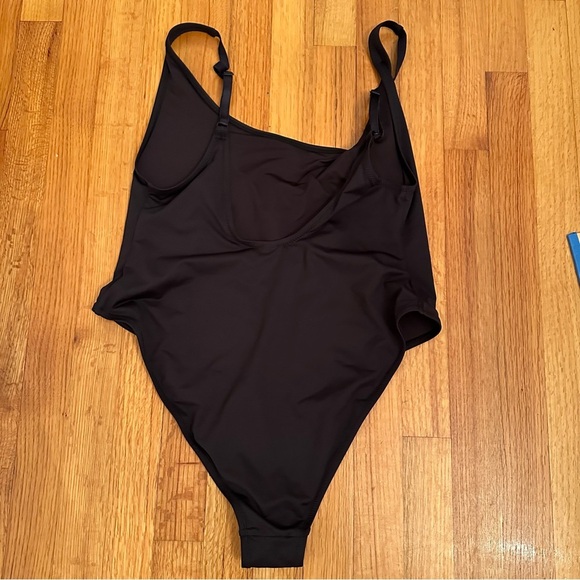 SKIMS Onyx Scoop Neck One Piece Swimsuit Size 2X(n) - Picture 5 of 11